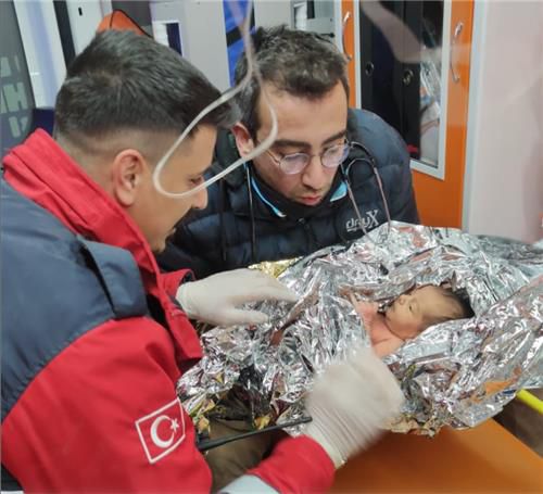 지진 발생 90시간 만에 어머니와 함께 극적으로 구조된 생후 10일 신생아 '야기즈'[이마모을루 이스탄불 시장 트위터 발췌. 재판매 및 DB 금지]