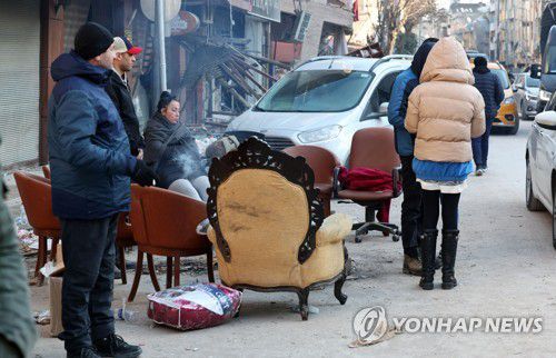 삶의 터전 잃고 망연자실(안타키아=연합뉴스) 김인철 기자 = 10일 오전(현지시간) 튀르키예 하타이 안타키아 시내에서 지진으로 인해 삶의 터전을 잃은 시민들이 슬픔에 잠겨 있다. 2023.2.10 yatoya@yna.co.kr