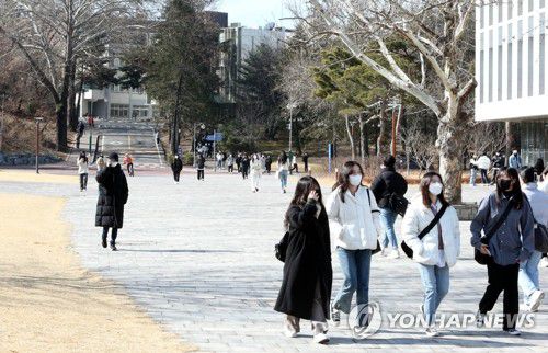 지난해 3월 2일 오전 대면 수업 방식으로 개강한 충북대의 캠퍼스를 이 대학 학생들이 걷고 있다. [연합뉴스 자료사진]