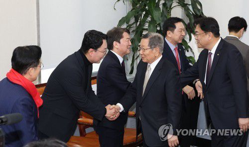 당 지도부와 인사하는 당 대표 후보들(서울=연합뉴스) 하사헌 기자 = 국민의힘 당 대표 후보들과 당 지도부가 10일 오후 서울 여의도 국회에서 열린 국민의힘 '힘내라 대한민국! 제3차 전당대회- 더 나은 미래 서약식'에서 인사하고 있다. 왼쪽부터 황교안, 천하람, 안철수 당 대표 후보, 유흥수 선관위원장, 김기현 당 대표 후보, 정진석 비상대책위원장. 2023.2.10 toadboy@yna.co.kr