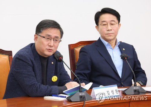 민주당 조정식 사무총장·김성환 정책위의장 기자간담회(서울=연합뉴스) 이정훈 기자 = 더불어민주당 조정식 사무총장과 김성환 정책위의장이 12일 오전 국회에서 기자간담회를 하고 있다. 2023.2.12 uwg806@yna.co.kr