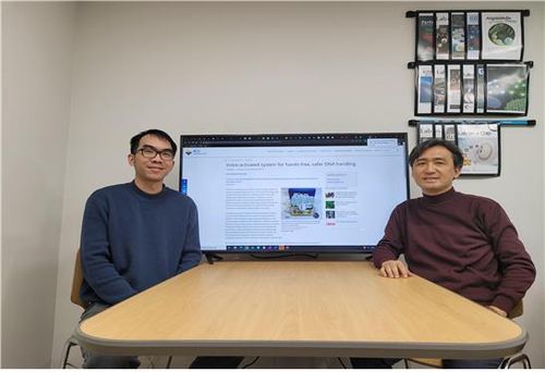 경희대 서태석 교수 연구진(서울=연합뉴스) 경희대 화학공학과 서태석 교수가 음성인식 기반 휴대용 시료 전처리 시스템을 개발했다. 이 시스템은 인간의 간섭 없이 음성 인식으로 핵산 추출 과정을 자동으로 수행해 코로나19와 같은 세균성 질병 검사에 활용할 수 있다. 사진 왼쪽부터 제1저자 경희대 화학공학과 Hoang Khang Bui 학생, 서태석 교수 [사진제공 한국보건산업진흥원]