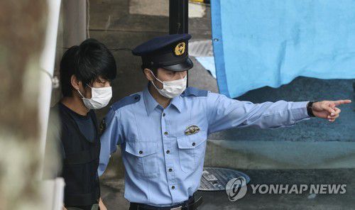 아베 전 총리 살해범 야마가미 데쓰야(왼쪽)[교도 연합뉴스 자료사진. 재판매 및 DB 금지]