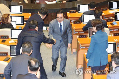 교섭단체 대표 연설 마친 박홍근(서울=연합뉴스) 임화영 기자 = 더불어민주당 박홍근 원내대표가 13일 오전 국회에서 열린 본회의에서 교섭단체 대표 연설을 마친 뒤 의원들과 악수를 나누고 있다. 2023.2.13 hwayoung7@yna.co.kr