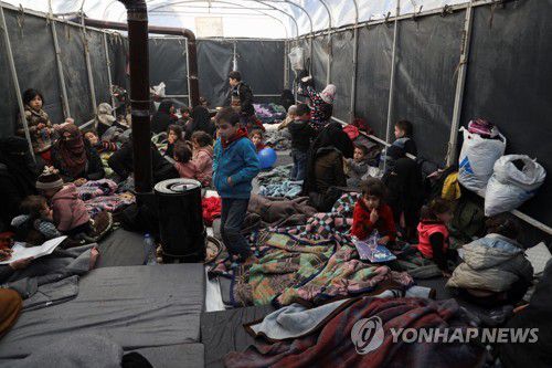 지진으로 갈 곳을 잃고 임시 천막에 모인 시리아 북서부 반군 장악 지역 이들리브주(州) 사람들 [로이터 연합뉴스 자료사진. 재판매 및 DB 금지]