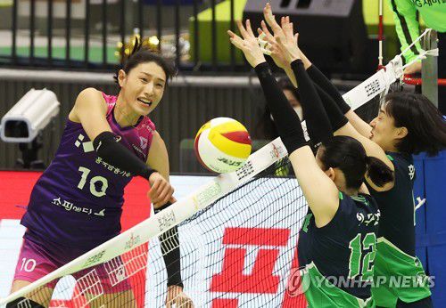 공격하는 김연경2월 7일 경기도 수원실내체육관에서 열린 프로배구 V리그 여자부 현대건설 힐스테이트와 흥국생명 핑크스파이더스의 경기. 흥국생명 김연경이 공격하고 있다. [연합뉴스 자료사진]