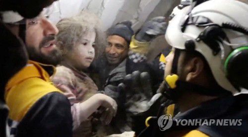 시리아 건물 잔해서 구조한 아이 안고 있는 '하얀 헬멧'(진데리스 로이터=연합뉴스) 시리아 민간구조대인 '하얀 헬멧' 대원들이 지난 8일(현지시간) 건물 잔해에서 여자 아이를 구조한 뒤 안고 있다. 지난 6일 시리아와 인접한 튀르키예 남동부에서 규모 7.8, 7.5의 강진이 잇따라 발생, 현재 양국의 누적 사망자 수가 4만1천 명을 넘어섰다. 2023.2.15 yerin4712@yna.co.kr