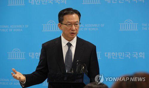 정진상·김용 면회 당시 발언 관련 기자회견하는 정성호 의원(서울=연합뉴스) 하사헌 기자 = 더불어민주당 정성호 의원이 14일 오전 서울 여의도 국회 소통관에서 구치소에 수감된 정진상 전 민주당 대표실 정무조정실장, 김용 전 민주연구원 부원장 면회 당시 발언과 관련해 기자회견을 한 뒤 취재진의 질문에 답하고 있다. 2023.2.14 toadboy@yna.co.kr