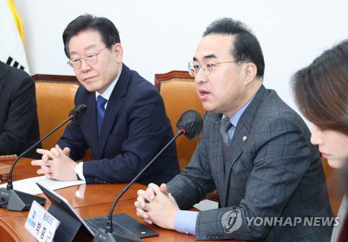 박홍근 원내대표, 최고위 발언(서울=연합뉴스) 임화영 기자 = 더불어민주당 박홍근 원내대표가 15일 오전 국회에서 열린 최고위원회의에서 발언하고 있다. 왼쪽은 이재명 대표. 2023.2.15 hwayoung7@yna.co.kr