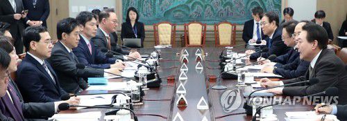 공공요금 상반기 동결기조 밝히는 윤석열 대통령(서울=연합뉴스) 안정원 기자 = 윤석열 대통령이 15일 오전 서울 용산 대통령실 청사에서 열린  제13차 비상경제민생회의에서 발언하고 있다. 2023.2.15 [대통령실통신사진기자단]    jeong@yna.co.kr