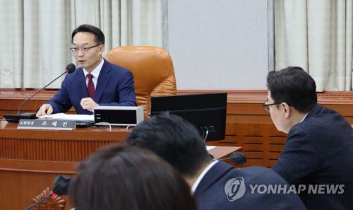 발언하는 조해진 정치관계법개선소위원회 위원장(서울=연합뉴스) 하사헌 기자 = 15일 오전 서울 여의도 국회에서 열린 정치개혁특별위원회 정치관계법개선소위원회에서 조해진 위원장이 발언하고 있다. 2023.2.15 toadboy@yna.co.kr