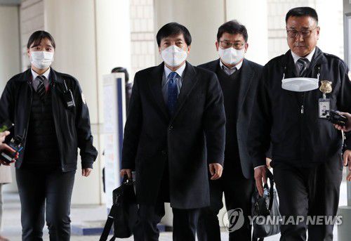 선고공판 출석하는 이성윤 전 서울고검장(서울=연합뉴스) 신준희 기자 = 이성윤 전 서울고검장이 15일 오후 서초동 서울중앙지법에서 열리는 선고공판에 출석하고 있다.      이 전 고검장은 대검 반부패강력부장이었던 2019년 6월 불법 출금 의혹을 둘러싼 검찰 수사를 막으려 압력을 행사한 혐의로 별도 기소됐으나, 이날 무죄를 선고받았다. 2023.2.15 [공동취재] hama@yna.co.kr