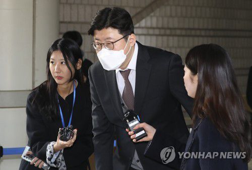 선고공판 마친 이규원 검사(서울=연합뉴스) 신준희 기자 = 이규원 검사가 15일 오후 서초동 서울중앙지법에서 열린 선고공판을 마치고 나오고 있다.  2023.2.15 [공동취재] hama@yna.co.kr