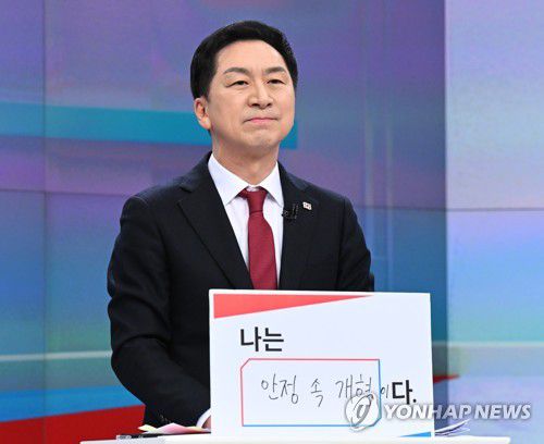 토론회 준비하는 김기현 후보(서울=연합뉴스) 15일 서울 중구 TV조선 스튜디오에서 열린 국민의힘 당대표 후보 첫번째 TV토론에 앞서 김기현 후보가 토론회를 준비하고 있다. 2023.2.15 [국회사진기자단] photo@yna.co.kr