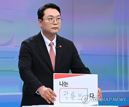 토론회 준비하는 천하람 후보(서울=연합뉴스) 15일 서울 중구 TV조선 스튜디오에서 열린 국민의힘 당대표 후보 첫번째 TV토론에 앞서 천하람 후보가 토론회를 준비하고 있다. 2023.2.15 [국회사진기자단] photo@yna.co.kr