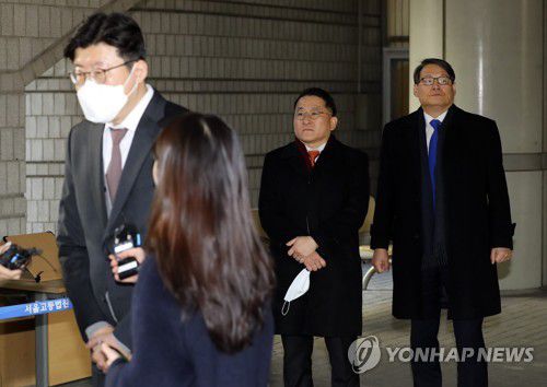 선고공판 마친 이규원·차규근·이광철이규원 검사(왼쪽부터)와 차규근 전 법무연수원 연구위원, 이광철 전 청와대 민정비서관이 지난 15일 오후 서초동 서울중앙지법에서 열린 선고공판을 마치고 나오는 모습. [연합뉴스 자료사진]