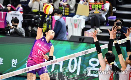 공격하는 김연경(인천=연합뉴스) 여자 프로배구 흥국생명이 다시 한번 찾아온 기회를 놓치지 않고 리그 1위에 올라섰다.      흥국생명은 15일 인천 삼산월드체육관에서 열린 도드람 2022-2023 V리그 페퍼저축은행과 홈 경기에서 세트 점수 3-0(25-17 25-18 25-19)으로 이겼다.     사진은 공격하는 김연경. 2023.2.15 [KOVO 제공. 재판매 및 DB 금지] photo@yna.co.kr