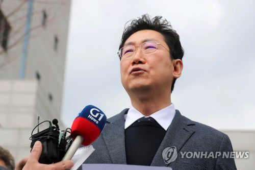 선거법 위반 원강수 원주시장 1심 벌금 90만원 '직위 유지'(원주=연합뉴스) 박영서 기자 = 원강수 원주시장이 16일 오후 춘천지법 원주지원에서 열린 공직선거법 위반 혐의 사건 1심 선고 공판에서 벌금 90만원을 선고받은 뒤 입장을 밝히고 있다.     원 시장은 6·1 지방선거 당시 재산신고서 작성 과정에서 부동산과 예금 및 보험 등의 자산 4억8천여만원을 축소, 선거공보와 중앙선관위 홈페이지를 통해 유권자에 허위사실을 공표한 혐의로 지난해 11월 기소됐다. 2023.2.16 conanys@yna.co.kr