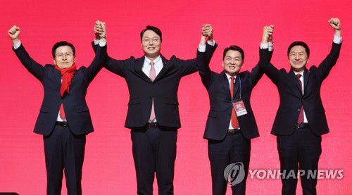 광주 찾아 인사하는 국민의힘 당대표 후보들(광주=연합뉴스) 이정훈 기자 = 국민의힘 황교안·천하람·안철수·김기현 당대표 후보(왼쪽부터)가 16일 오후 광주 김대중컨벤션센터에서 열린 제3차 전당대회 광주·전북·전남 합동연설회에서 인사하며 기념 촬영하고 있다. 2023.2.16 uwg806@yna.co.kr