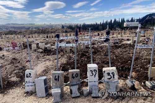 튀르키예 묘지에 있는 숫자 적힌 돌들(아드야만 EPA=연합뉴스) 15일(현지시간) 튀르키예 남동부 아드야만 묘지의 지진 희생자 무덤 주변에 있는 돌들에 숫자가 적혀 있다. 지난 6일 시리아와 인접한 튀르키예 남동부에서 규모 7.8의 강진이 발생해 현재까지 양국에서 집계된 사망자 수가 4만1천 명을 넘어섰다. 2023.02.16 jason3669@yna.co.kr
