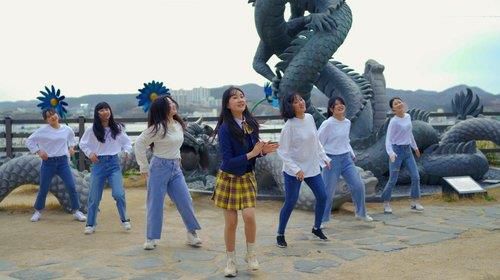 2021년 '포항 주소갖기운동 노래' 뮤직비디오에 출연한 전유진(가운데)[포항시 제공·연합뉴스 자료사진. 재판매 및 DB 금지]