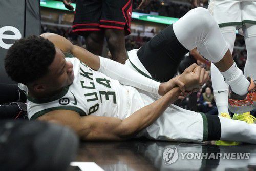 다친 오른 발목을 잡고 고통스러워 하는 밀워커의 아데토쿤보.[AP=연합뉴스]