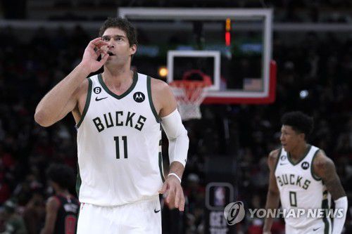 3점 슛을 성공시킨 후 세리머니 하는 밀워키 브룩 로페즈.[AP=연합뉴스]