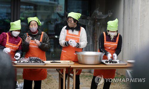 규탄 집회에 맞서 주먹밥 나눔(광주=연합뉴스) 천정인 기자 = 17일 오전 광주 남구 오월어머니집 앞에서 5·18 단체(부상자회·공로자회) 회원 100여명이 규탄 집회를 열자 오월어머니집 회원들이 주먹밥을 만들기로 대응하고 있다. 2023.2.17 iny@yna.co.kr