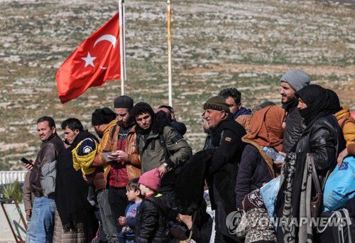 귀국하려고 튀르키예 국경검문소에 모인 시리아인들(하타이 EPA=연합뉴스) 16일(현지시간) 시리아와 맞닿은 튀르키예 남부 하타이시의 질베괴쥐 국경검문소에서 시리아인들이 국경을 넘으려 기다리고 있다. 하타이시에 살아온 이들 시리아인은 최근 일어난 대지진으로 피해를 봤다. 지난 6일 튀르키예와 시리아를 강타한 지진으로 양국 건물이 대거 붕괴해 지금까지 4만2천여명이 숨졌다. 2023.02.17 clynnkim@yna.co.kr