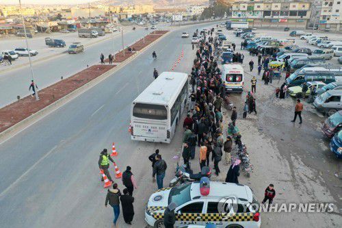 튀르키예 밥알하와 검문소에서 버스를 타고 귀국하는 시리아 난민들[AFP 연합뉴스자료사진. 재판매 및 DB 금지]