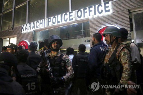 파키스탄 카라치 경찰서 테러(카라치 EPA=연합뉴스) 17일(현지시간) 파키스탄 최대도시 남부 카라치의 경찰서에서 자살 폭탄 테러가 발생해 경찰들이 출입을 통제하고 있다. 2023.2.18 photo@yna.co.kr