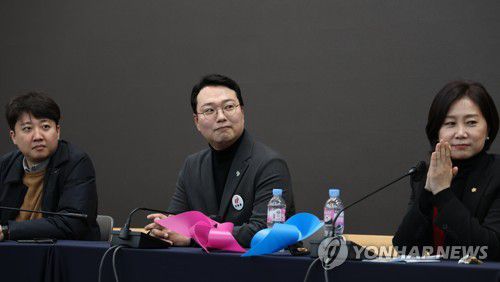 대구 찾은 천하람 당대표 후보(대구=연합뉴스) 박세진 기자 = 국민의힘 천하람 당 대표 후보가 18일 대구 엑스코에서 열린 국민의힘바로세우기(국바세) 토크콘서트에 참석하고 있다. 이날 토크콘서트에는 이준석 전 대표와 김용태·허은아 최고위원 후보, 이기인 청년 최고위원 후보, 하태경 의원 등이 참석했다. 2023.2.18 psjpsj@yna.co.kr