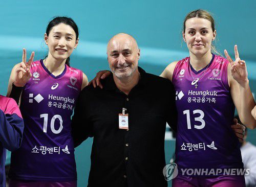 기념촬영하는 아본단자 흥국생명 신임 감독(서울=연합뉴스) 윤동진 기자 = 19일 오후 서울 장충체육관에서 열린 2022-2023 V-리그 GS칼텍스 대 흥국생명 경기가 끝난 후 아본단자 흥국생명 신임 감독과 김연경, 엘레나가 함께 기념촬영을 하고 있다. 2023.2.19 mon@yna.co.kr