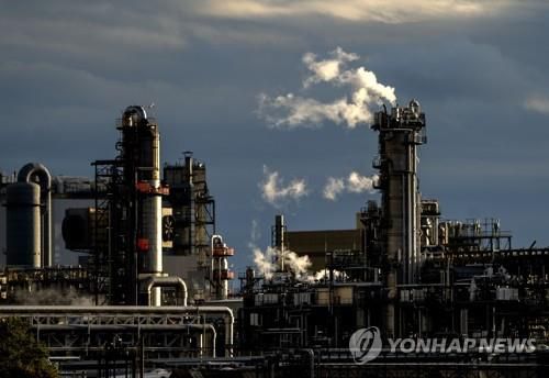 가스 공급 부족에 셧다운 위기 처한 독일 화학산업 심장부2022년 9월 27일(현지시간) 독일 서남부 루트비히스하펜에 있는 세계 최대 화학기업 바스프(BASF)의 생산 공장 굴뚝에서 연기가 솟고 있다. 러시아가 유럽에 대한 가스 공급을 줄이면서 157년 역사의 바스프마저 '셧다운' 위기가 고조됐다. 루트비히스하펜 공장의 연간 가스 사용량은 스위스 전체와 비슷할 정도로 가스 의존도가 높다. 2023.2.20 [AP 연합뉴스 자료사진. 재판매 및 DB 금지]