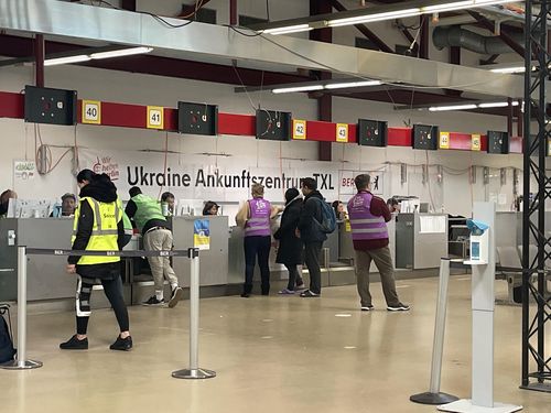새로 도착한 우크라이나 피난민들을 위한 체크인 장소(베를린=연합뉴스) 이율 특파원 = 독일 베를린 옛 테겔공항에 마련된 우크라이나 피난민 임시수용시설의 도착센터. 이곳에서 피난민들은 체크인을 하고 침대를 배정받는다. 2023.2.20