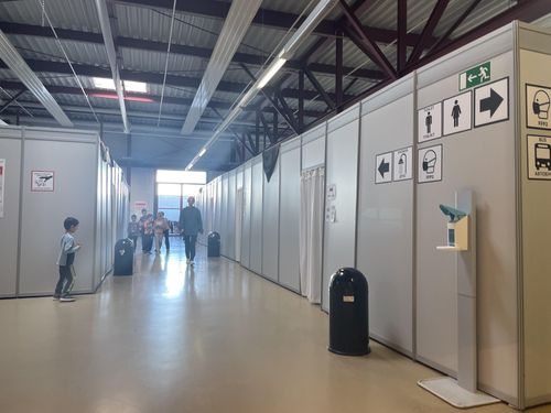 베를린 옛 테겔공항에 마련된 우크라이나 피난민 임시수용시설(베를린=연합뉴스) 이율 특파원 = 독일 베를린 옛 테겔공항에 마련된 우크라이나 피난민 임시수용시설. 2층 침대 5개가 빼곡히 들어찬 임시숙소가 다닥다닥 붙어있다. 2023.2.20