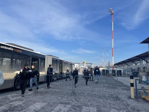 난민들을 옛 테겔공항 임시수용시설로 실어나르는 셔틀버스(베를린=연합뉴스) 이율 특파원 = 우크라이나 피난민들이 셔틀버스를 타고 베를린 중앙역에서 임시수용시설에 도착하고 있다. 2023.2.20
