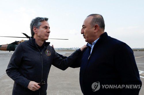 토니 블링컨 미 국무장관과 메블뤼트 차우쇼을루 튀르키예 외무장관(아다나 로이터=연합뉴스) 토니 블링컨 미국 국무장관이 19일(현지시간) 튀르키예 아다나 인질릭 공군기지에 도착해 메블뤼트 차우쇼을루 튀르키예 외무장관과 만났다. 2023.2.19 photo@yna.co.kr