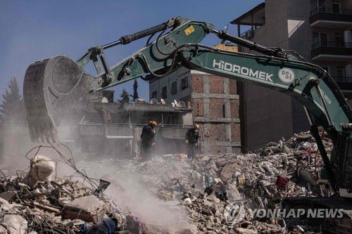 희생자 수색 작업 벌이는 튀르키예 구조대원(안타키아 AFP=연합뉴스) 18일(현지시간) 튀르키예 안타키아에서 구조대원들이 무너진 건물 잔해에서 희생자 수색 작업을 벌이고 있다. 튀르키예 당국은 규모 7.8의 강진이 발생한 지 13일 만인 오는 19일 수색 및 구조 작업을 사실상 마무리할 전망이라고 밝혔다. 2023.02.19 ddy04002@yna.co.kr