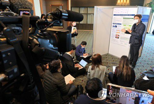 연구 결과 소개하는 김경옥 책임연구원(제주=연합뉴스) 박지호 기자 = 16일 오전 제주시 라마다프라자 제주호텔에서 열린 한국방재학회 학술발표대회에서 김경옥 해양과학기술원 해양환경연구센터 책임연구원이 '후쿠시마 원자력발전소 오염수 방류에 의한 해양확산 시뮬레이션' 연구 결과를 소개하고 있다. 2023.2.16 jihopark@yna.co.kr