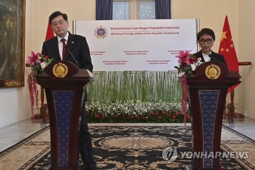 중국·인도네시아 외교장관 회의(자카르타 AP=연합뉴스) 22일(현지시간) 친강 중국 외교부장(왼쪽)과 레트노 마르수디 인도네시아 외교장관이 공동 기자회견을 진행하고 있다. 2023.2.22 photo@yna.co.kr