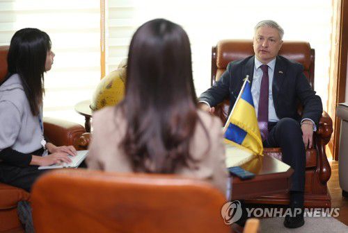 인터뷰하는 주한 우크라이나 대사(서울=연합뉴스) 신준희 기자 = 드미트로 포노마렌코 주한 우크라이나 대사가 21일 용산구 대사관에서 연합뉴스와 인터뷰를 하고 있다. 2023.2.22 hama@yna.co.kr