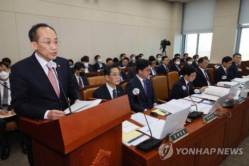 업무보고 하는 추경호 경제부총리(서울=연합뉴스) 이정훈 기자 = 추경호 부총리 겸 기획재정부 장관이 22일 오전 국회에서 열린 기획재정위원회 전체회의에서 업무보고를 하고 있다. 2023.2.22 uwg806@yna.co.kr