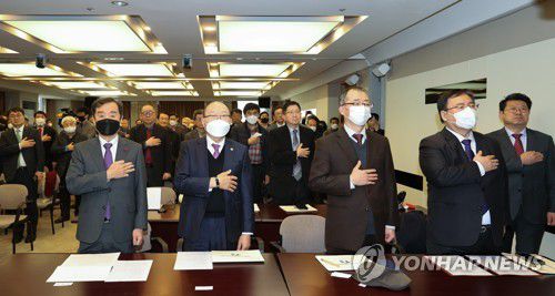 바른언론시민행동 출범식(서울=연합뉴스) 류효림 기자 = 22일 오후 서울 중구 프레스센터에서 열린 사단법인 바른언론시민행동 출범식에서 참석자들이 국민의례를 하고 있다. 2023.2.22 ryousanta@yna.co.kr