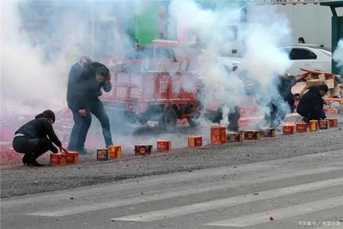폭죽 터뜨리는 중국인들[시각중국 캡처. 재판매 및 DB 금지]
