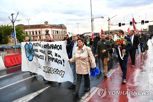 지난해 7월 당시 우크라이나의 폴란드인 학살을 기억하자는 브로츠와프의 행진 모습 [EPA 연합뉴스 자료사진. 재판매 및 DB 금지]