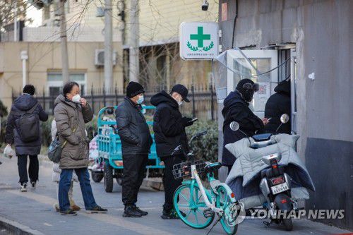 지난해 12월 약국 앞에 줄 선 중국인들[EPA 연합뉴스 자료사진]