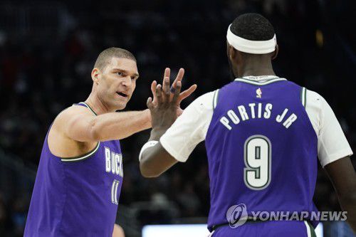 밀워키의 브룩 로페즈(왼쪽)와 보비 포티스.[AP=연합뉴스]