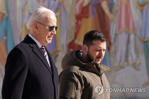 키이우서 나란히 걷는 바이든 미국 대통령과 젤렌스키 우크라 대통령(키이우 AFP=연합뉴스) 조 바이든 미국 대통령(왼쪽)과 볼로디미르 젤렌스키 우크라이나 대통령이 지난 20일(현지시간) 우크라이나 수도 키이우에서 나란히 걷고 있다. 바이든 대통령은 러시아의 우크라이나 침공 1년(24일)을 앞두고 이날 키이우를 깜짝 방문해 우크라이나에 대한 전폭적인 군사 지원 방침을 약속했다. 2023.02.20 clynnkim@yna.co.kr