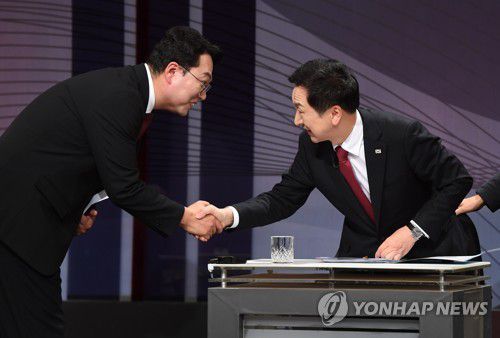 악수하는 김기현·안철수(서울=연합뉴스) 국민의힘 김기현 당대표 후보와 천하람 당대표 후보가 지난 22일 서울 여의도 KBS에서 열린 TV토론회에서 악수하고 있다. 2023.2.22 [국회사진기자단] uwg806@yna.co.kr